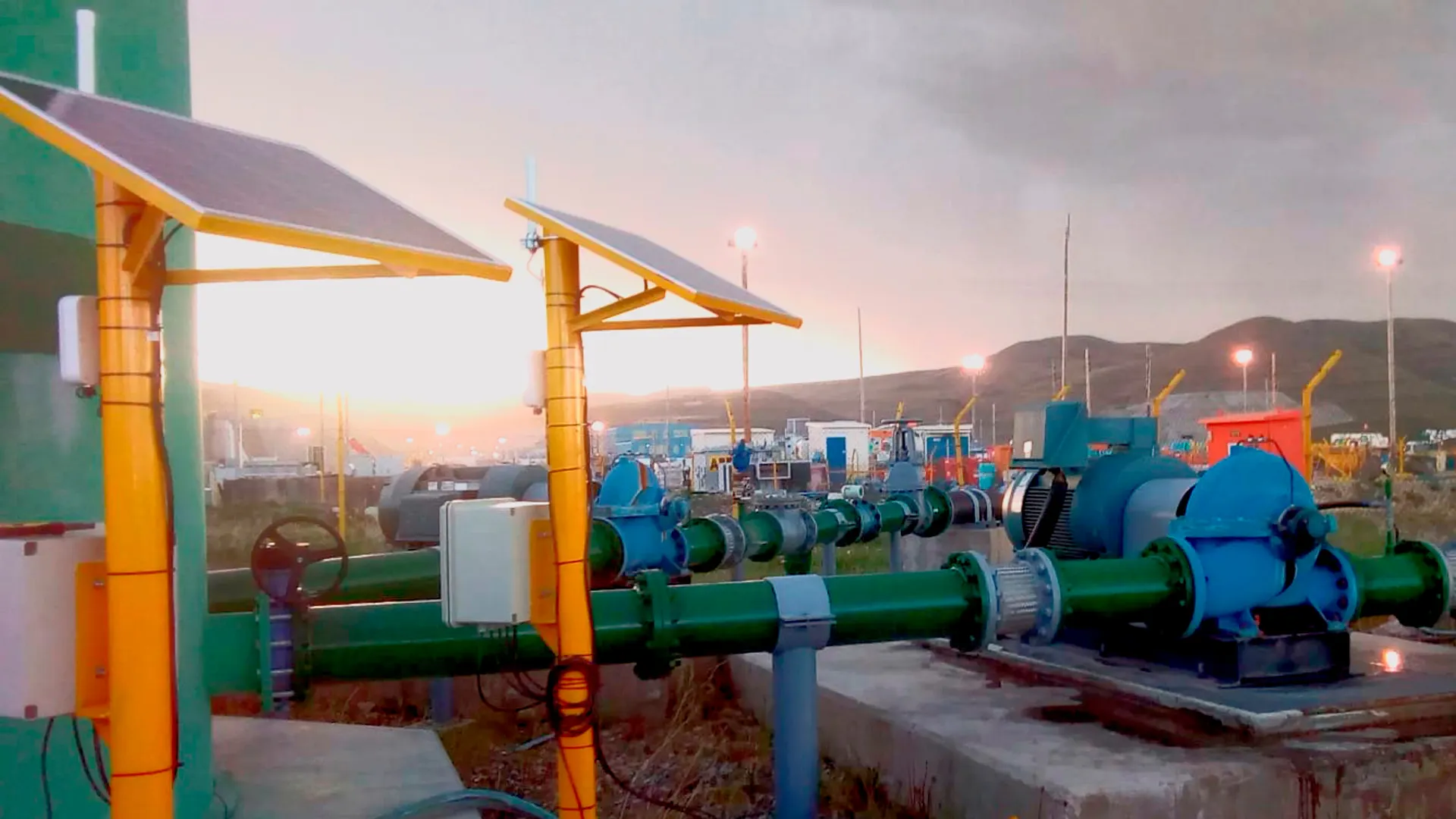 Estación de bombeo con gabinetes de telemetría y paneles solares